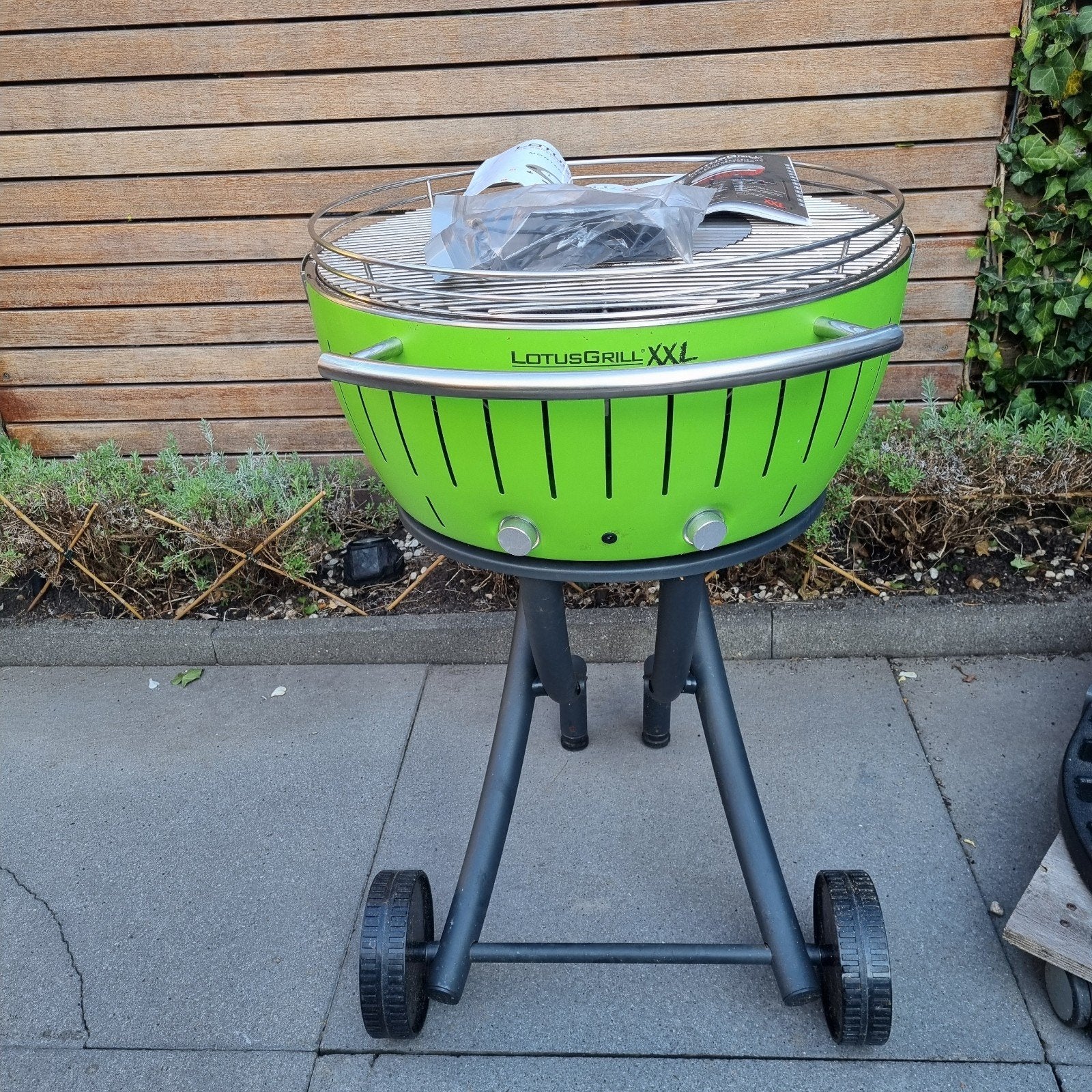 bbq xxl. houtskool met ventilator. lotusgrill. met Hoes, Tuin en Terras, Houtskoolbarbecues, Ophalen, Zo goed als nieuw, LotusGrill