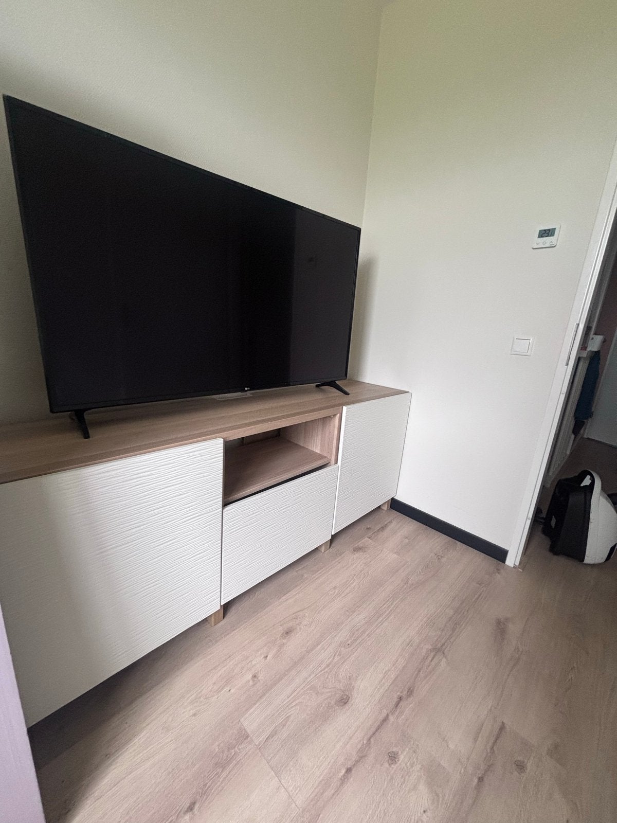 Gratis afhalen Modern TV-meubel met opbergruimte, Huis en Inrichting, Ophalen, 150 tot 200 cm, Zo goed als nieuw, Minder dan 100 cm