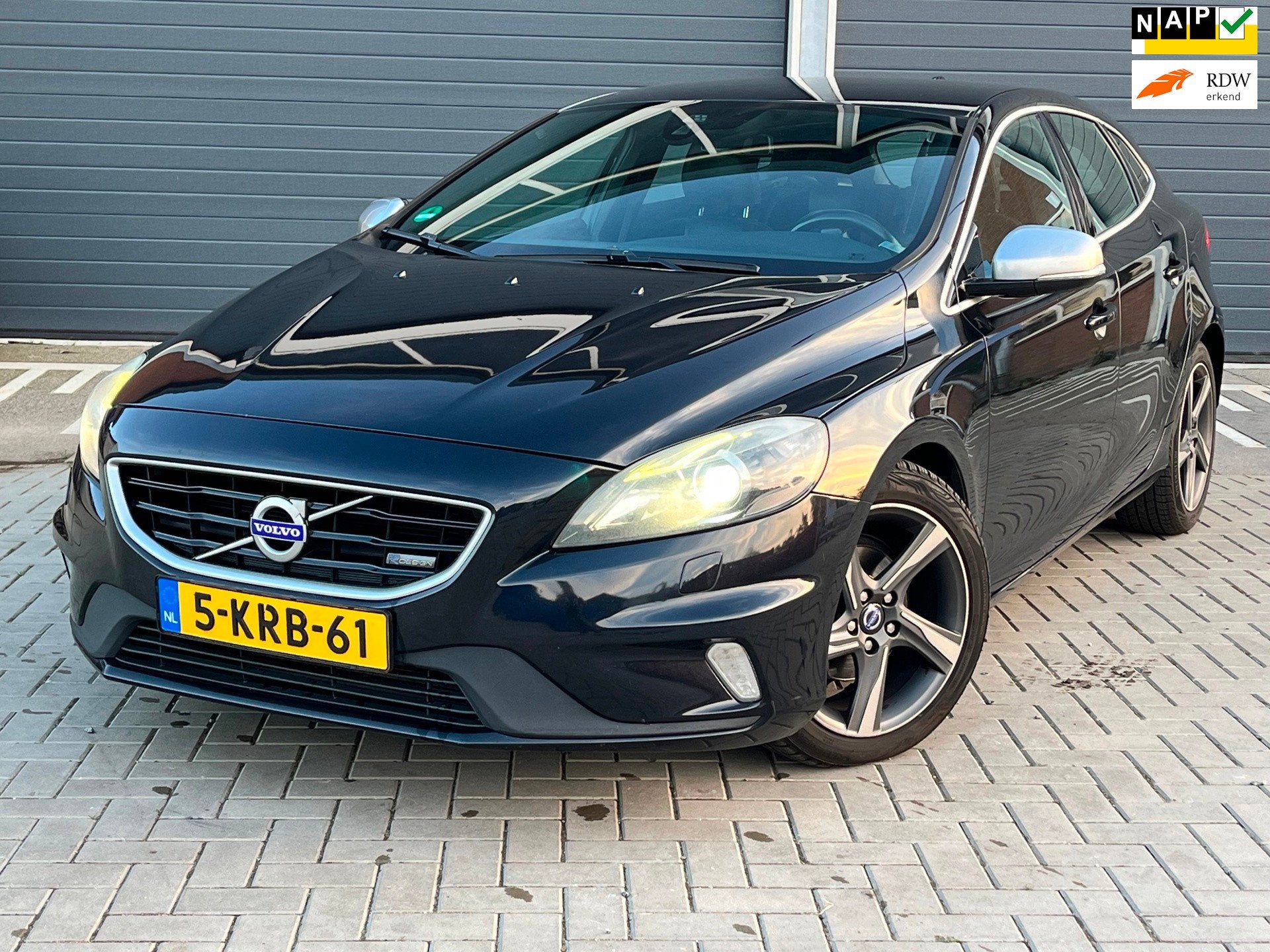 Volvo V40 1.6 D2 R-Design CLIMA XENON NAVI 1e EIGENAAR COMPL, Auto's, Voorwielaandrijving, Euro 5, Gebruikt, 4 cilinders
