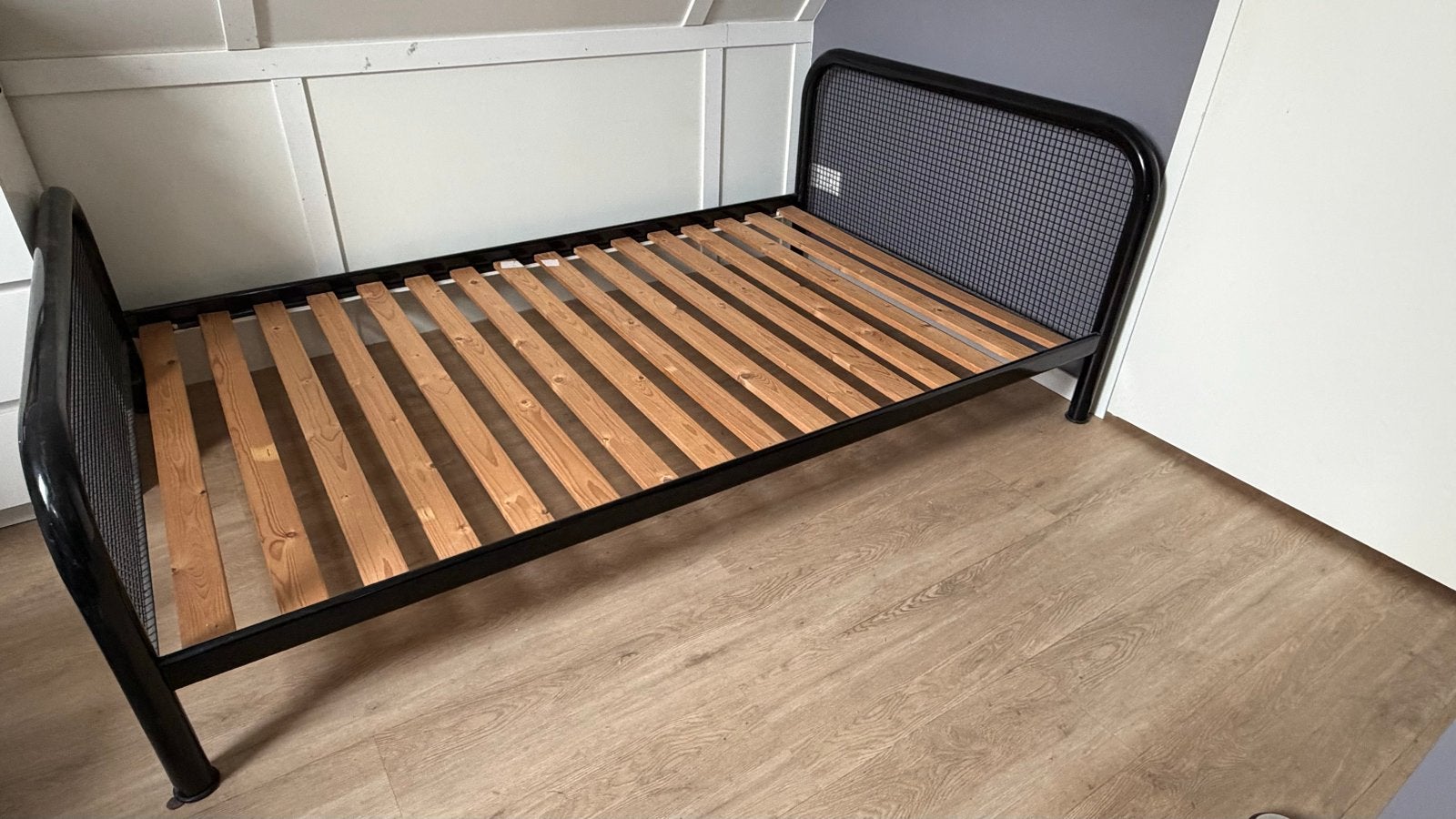 Twijfelaar bed met lattenbodem + gratis matras + dekbed, Ophalen, Gebruikt, Zwart, Twijfelaar