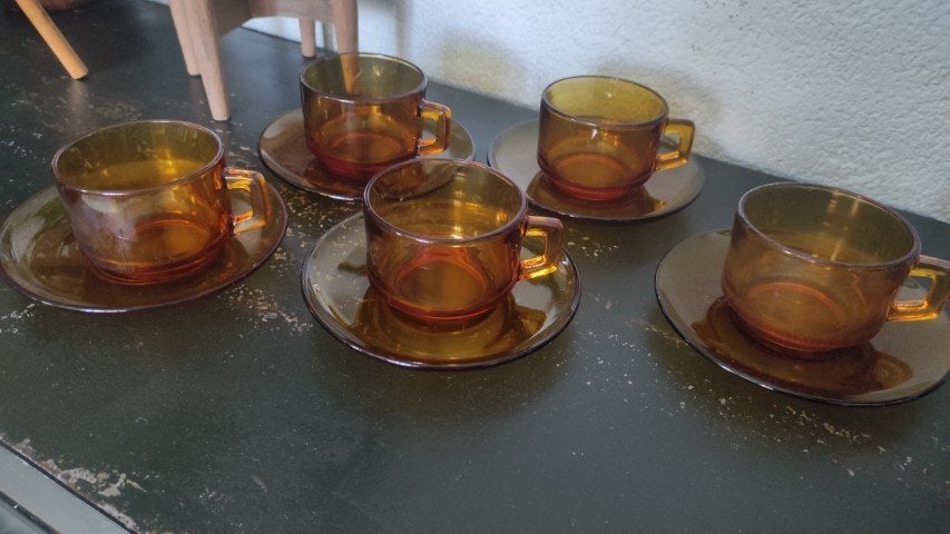 Vintage kop en schotel amberkleurig glas 5x, Huis en Inrichting, Gebruikt, Overige merken, Ophalen of Verzenden, Glas