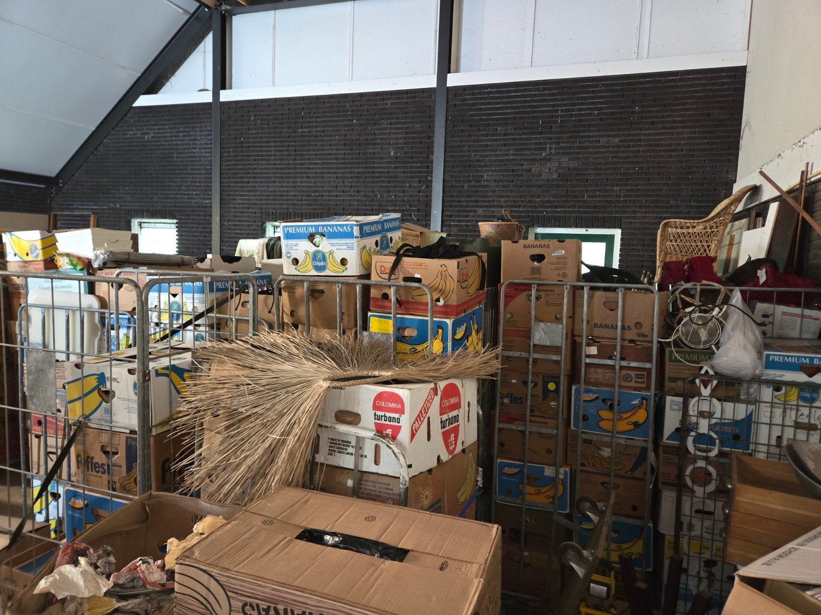 Foto 23 van zeer grote partij 19 rolcontainers rommelmarkt spullen
