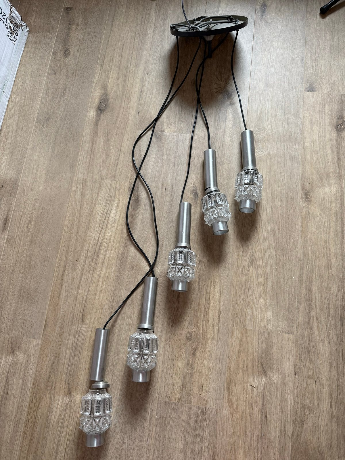 Vintage hanglamp met 5 glazen kappen en metalen fittingen, Huis en Inrichting, Ophalen, Gebruikt, Glas, E14 (klein)