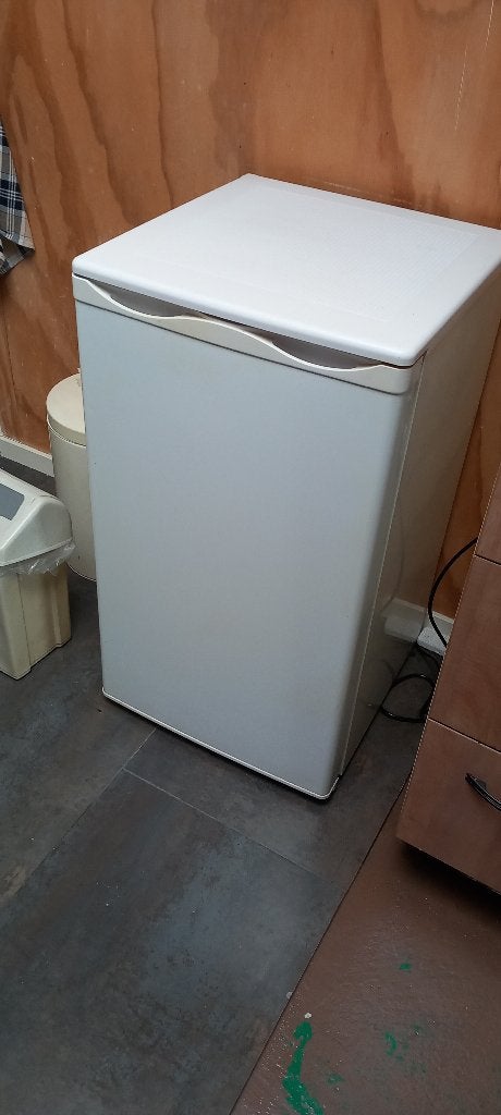 Koelkast ARO TLW8500, Witgoed en Apparatuur, Zonder vriesvak, 75 tot 100 liter, Zo goed als nieuw, 45 tot 60 cm