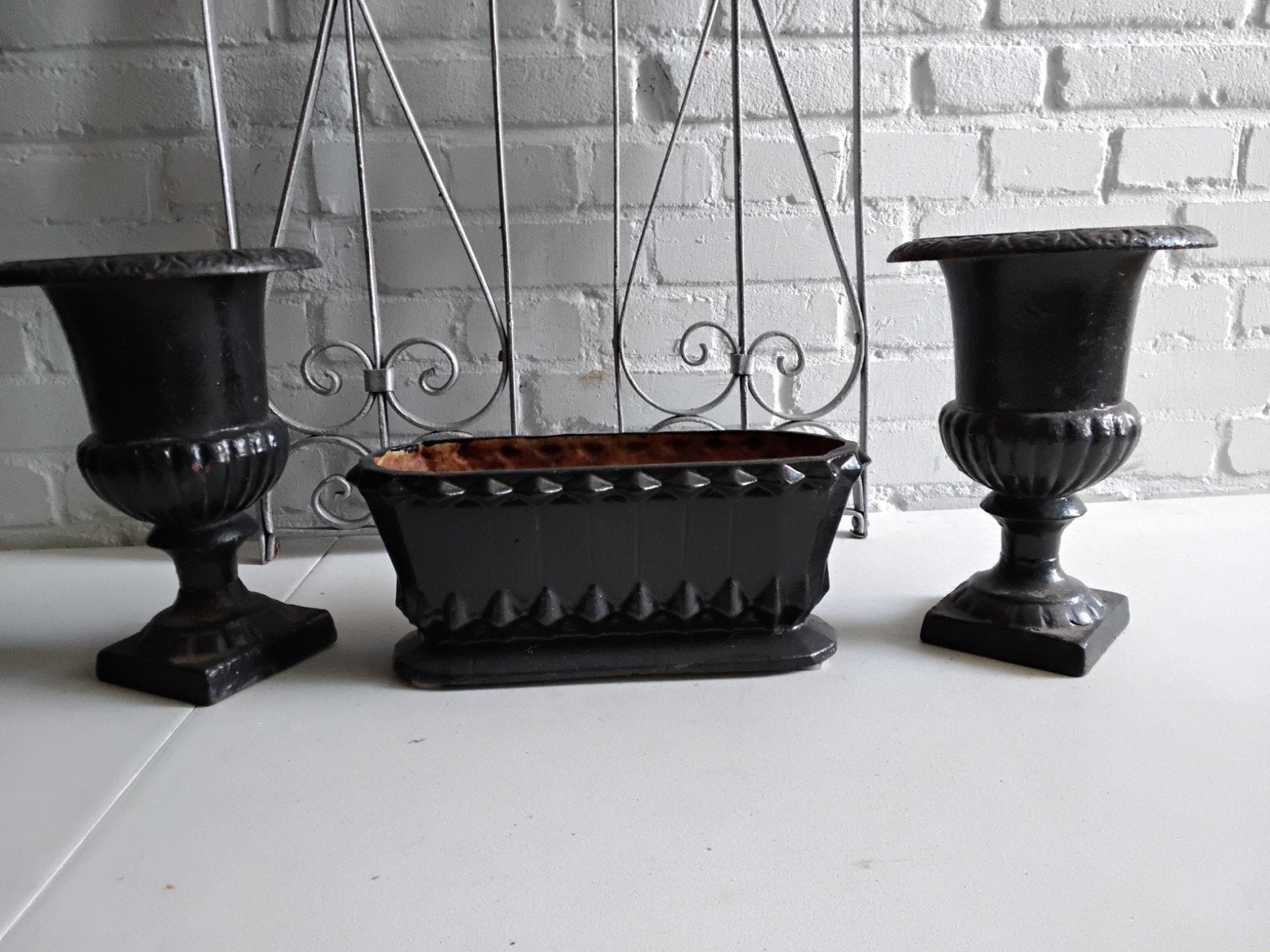 2 Oude gietijzeren versaille vazen en artdeco jardiniere, Ophalen