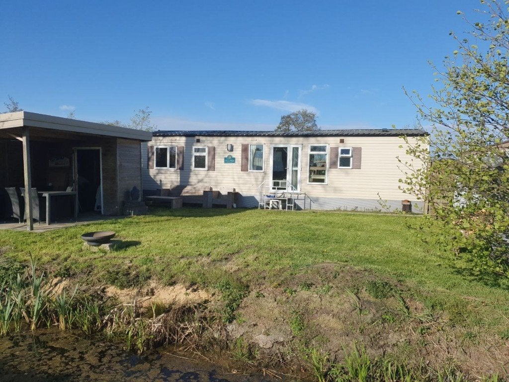 Mooi chalet te huur aan viswater bij het Sneekermeer, 5 personen, Wasmachine, Landelijk, Friesland