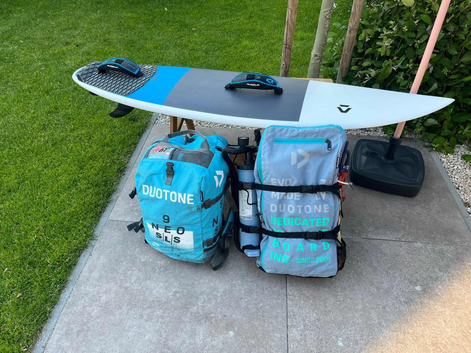 Duotone Kiteset: 2 Kites, Bar, directional, pomp, neo en evo, Watersport en Boten, Kitesurfen, Gebruikt, Kitesurf-set, Twintip