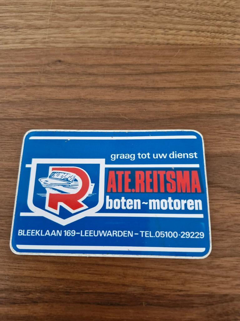 8148 Vintage sticker Ate Reitsma boten motoren Leeuwarden, Ophalen of Verzenden, Gebruikt, Bedrijf of Vereniging