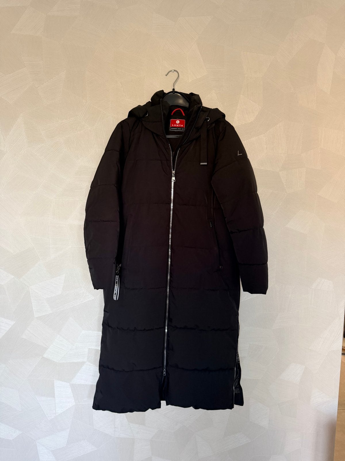 Lange zwarte Luhta winterjas - Maat 38 (M), Ophalen of Verzenden, Zo goed als nieuw, Maat 38/40 (M), Zwart