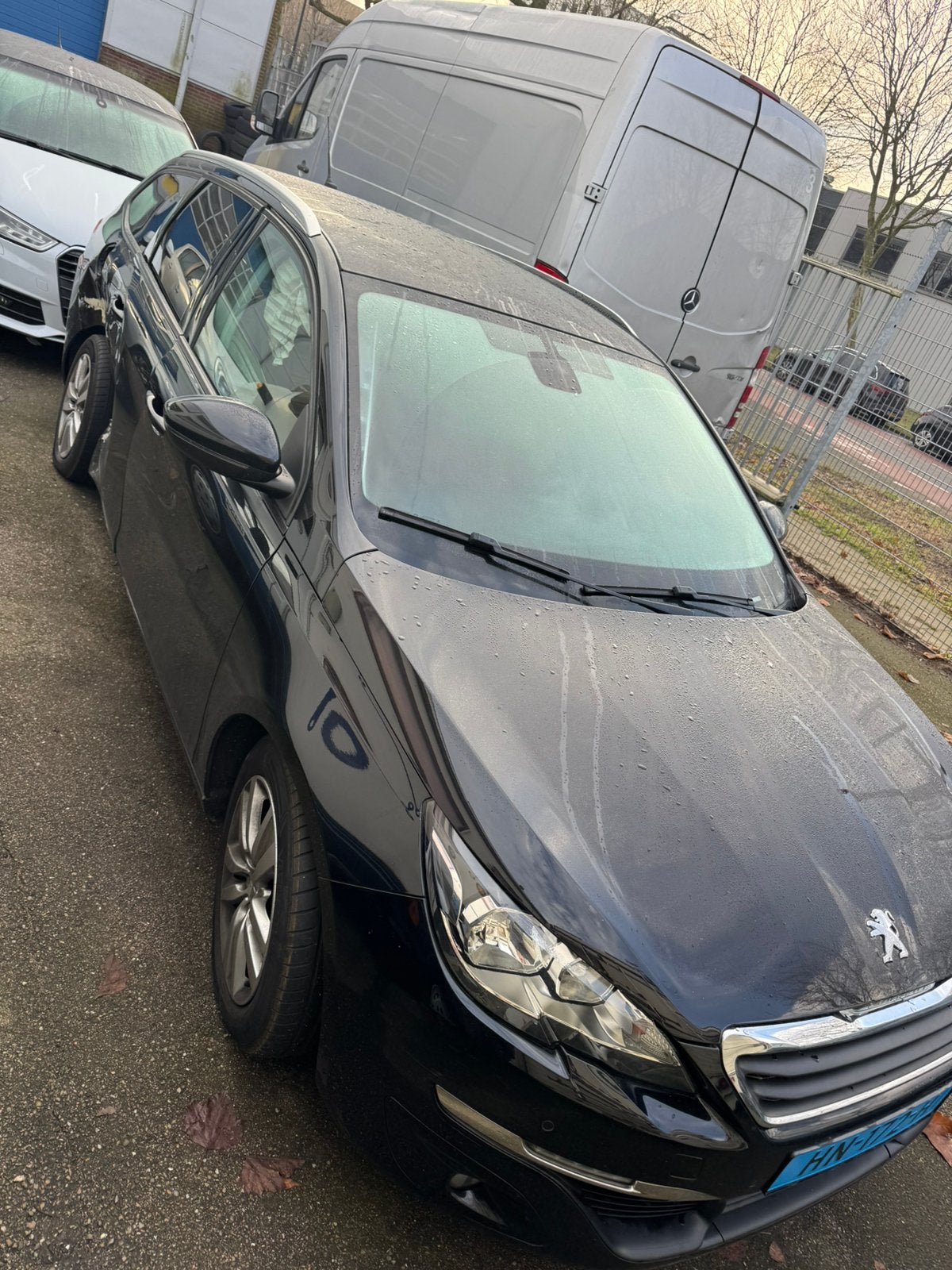 Peugeot 308 1.6 E-hdi 88 KW SW 2015 Zwart schade auto, Auto's, Peugeot, Voorwielaandrijving, 680 kg, 4 cilinders, Zwart