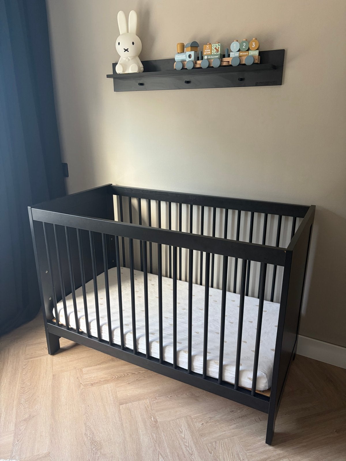 Complete babykamer: Ledikant, Commode,Kledingkast en wandrek, 70 tot 85 cm, 140 tot 160 cm, Zo goed als nieuw, Ophalen