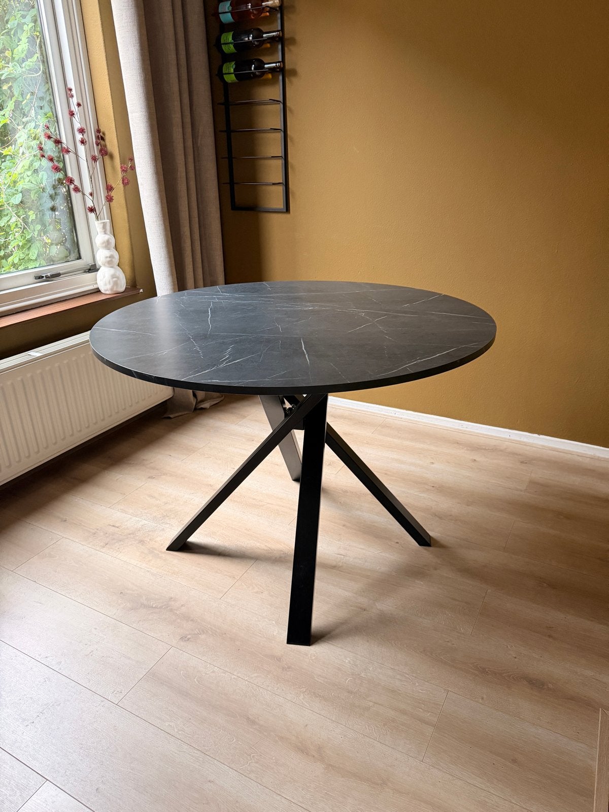 Ronde eettafel met marmerlook blad en zwart onderstel, Huis en Inrichting, Tafels | Eettafels, Ophalen, Overige materialen, Gebruikt