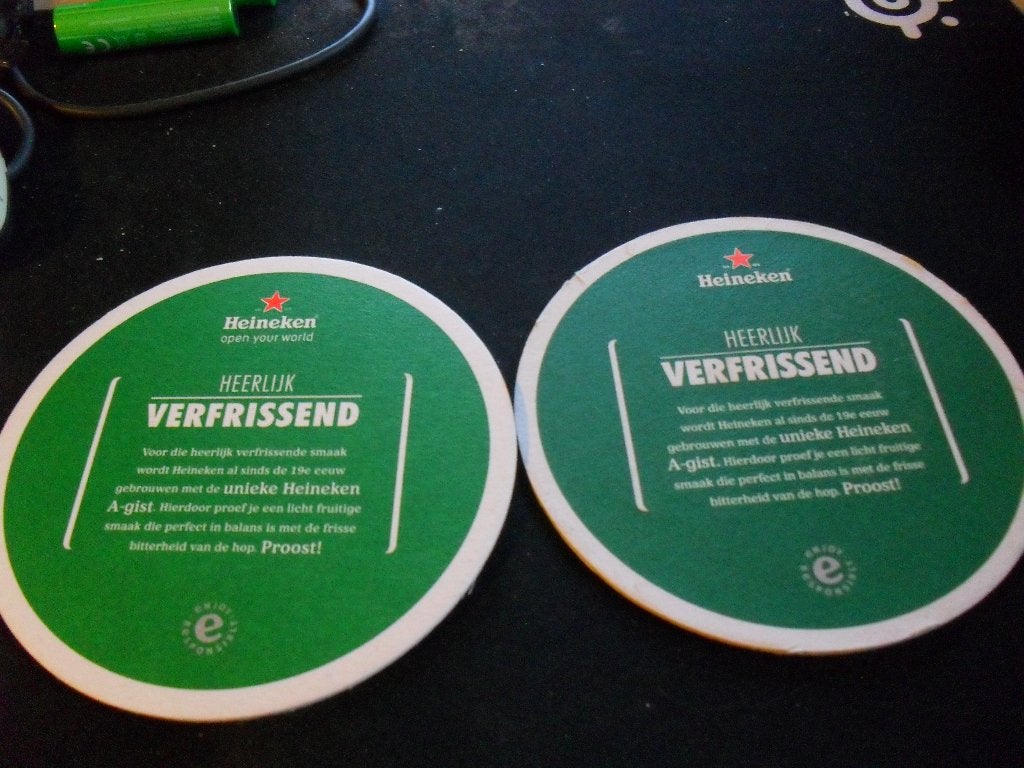 2 Heineken bierviltjes met en zonder ... open your world zin, Verzamelen, Ophalen of Verzenden, Zo goed als nieuw, Viltje(s), Heineken