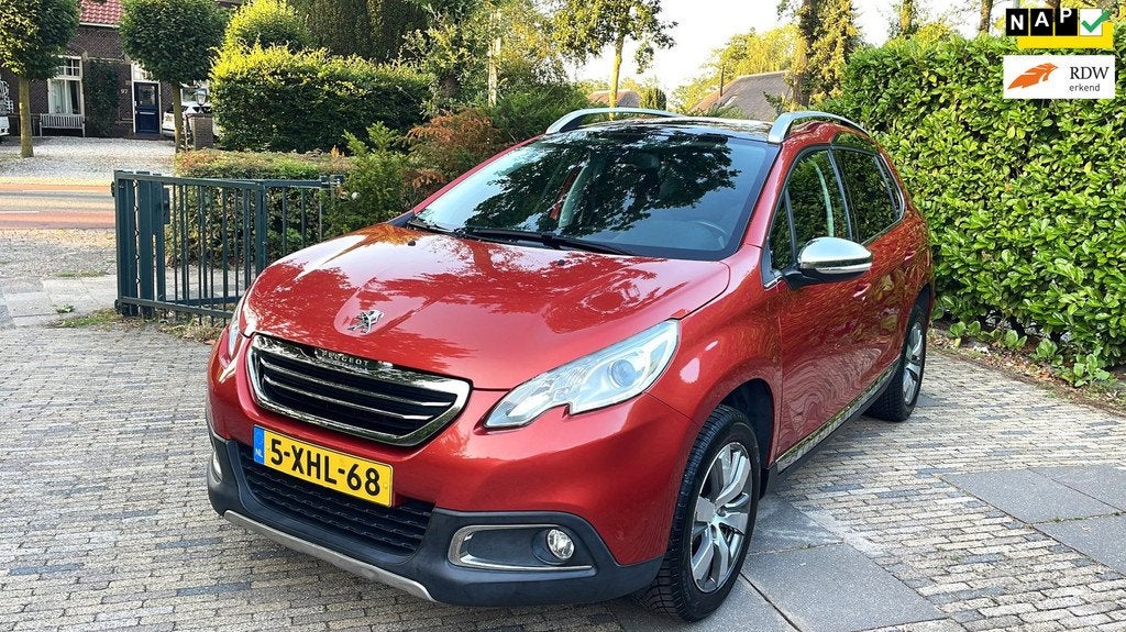 Peugeot 2008 1.2 PureTech Allure-Navi-Leder-Panorama-New APK, Auto's, Peugeot, Voorwielaandrijving, Euro 5, Zwart, 1199 cc