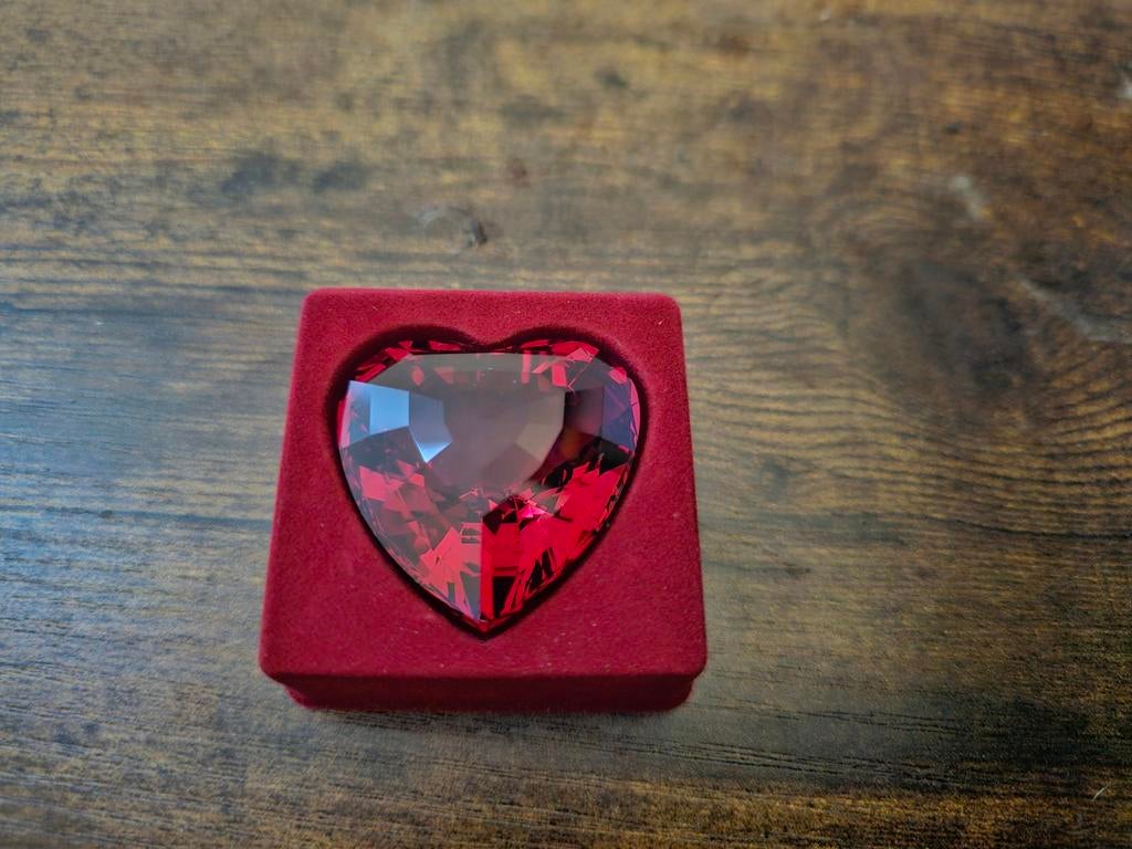 Swarovski Kristal Hart Rood, Verzamelen, Swarovski, Verzenden, Customer_relations@swarovski.com, Zo goed als nieuw, Swarovski Kristallwelten, Kristallweltenstraße 1, 6112 Wattens, Oostenrijk