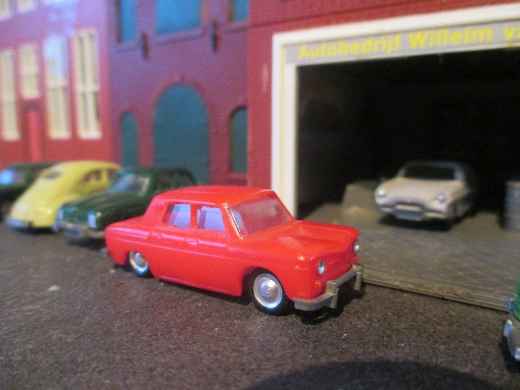 1962 - 1978 Renault 8 - EKO rood, Hobby en Vrije tijd, Modelauto's | 1:87, Ophalen of Verzenden, Zo goed als nieuw, Auto, Overige merken