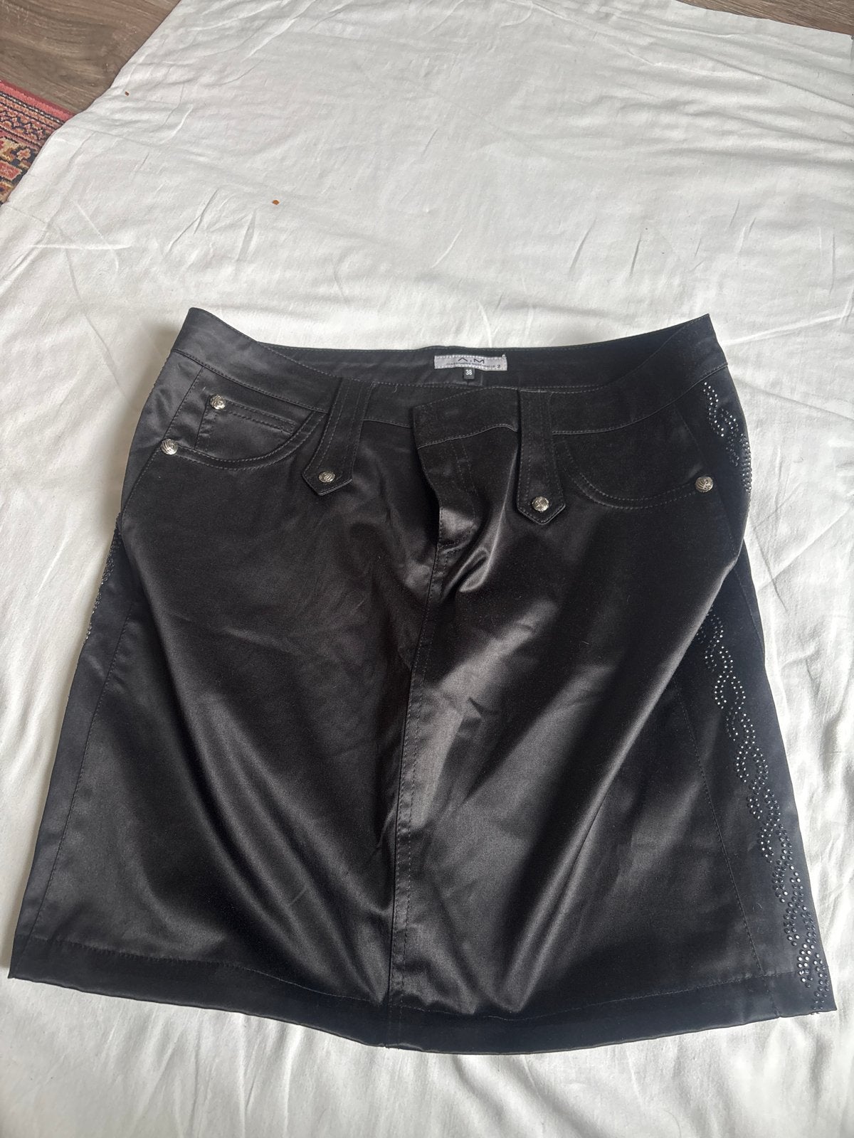 Zwarte satijnen rok met studs - Maat M, Maat 38/40 (M), Zwart, Ophalen of Verzenden, Zo goed als nieuw