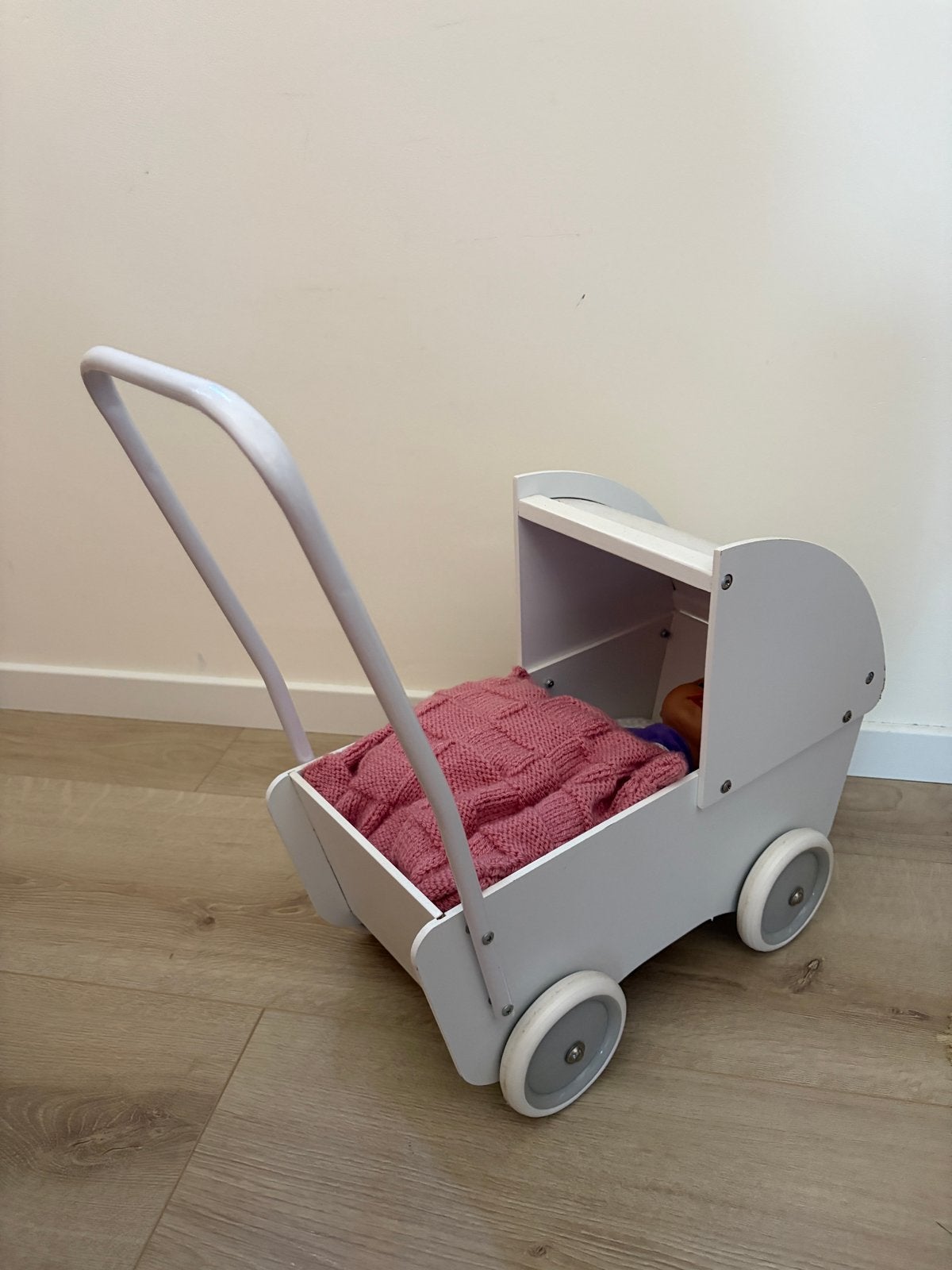 Houten poppenwagen Petite Amélie met pop en deken, Ophalen of Verzenden, Gebruikt, Babypop