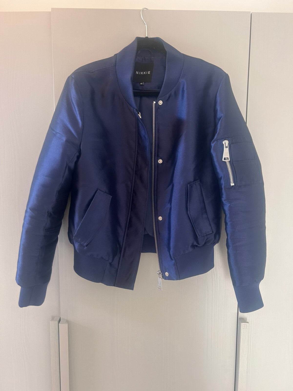 Nikkie bomber maat 40, Kleding | Dames, Jasjes, Kostuums en Pakken, Ophalen of Verzenden, Zo goed als nieuw, Maat 38/40 (M), Blauw