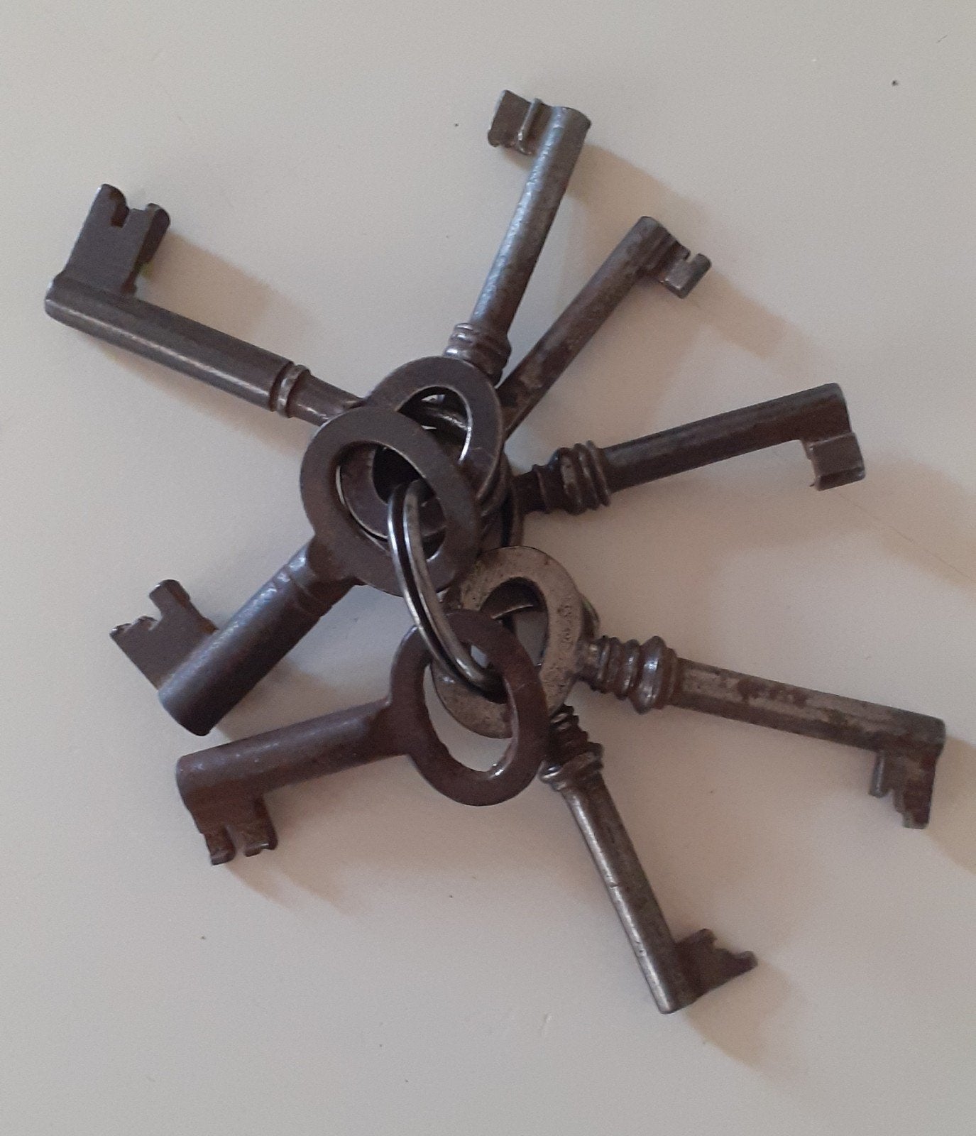 Set van 8 antieke sleutels aan ring, Ophalen of Verzenden