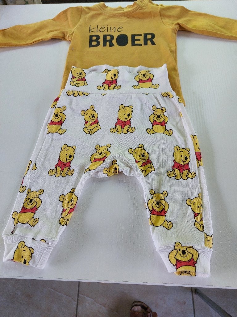broekje winnie the pooh+ okergeel T shirt 'kleine broer'mt68, Kinderen en Baby's, Babykleding | Maat 68, Gebruikt, Ophalen of Verzenden