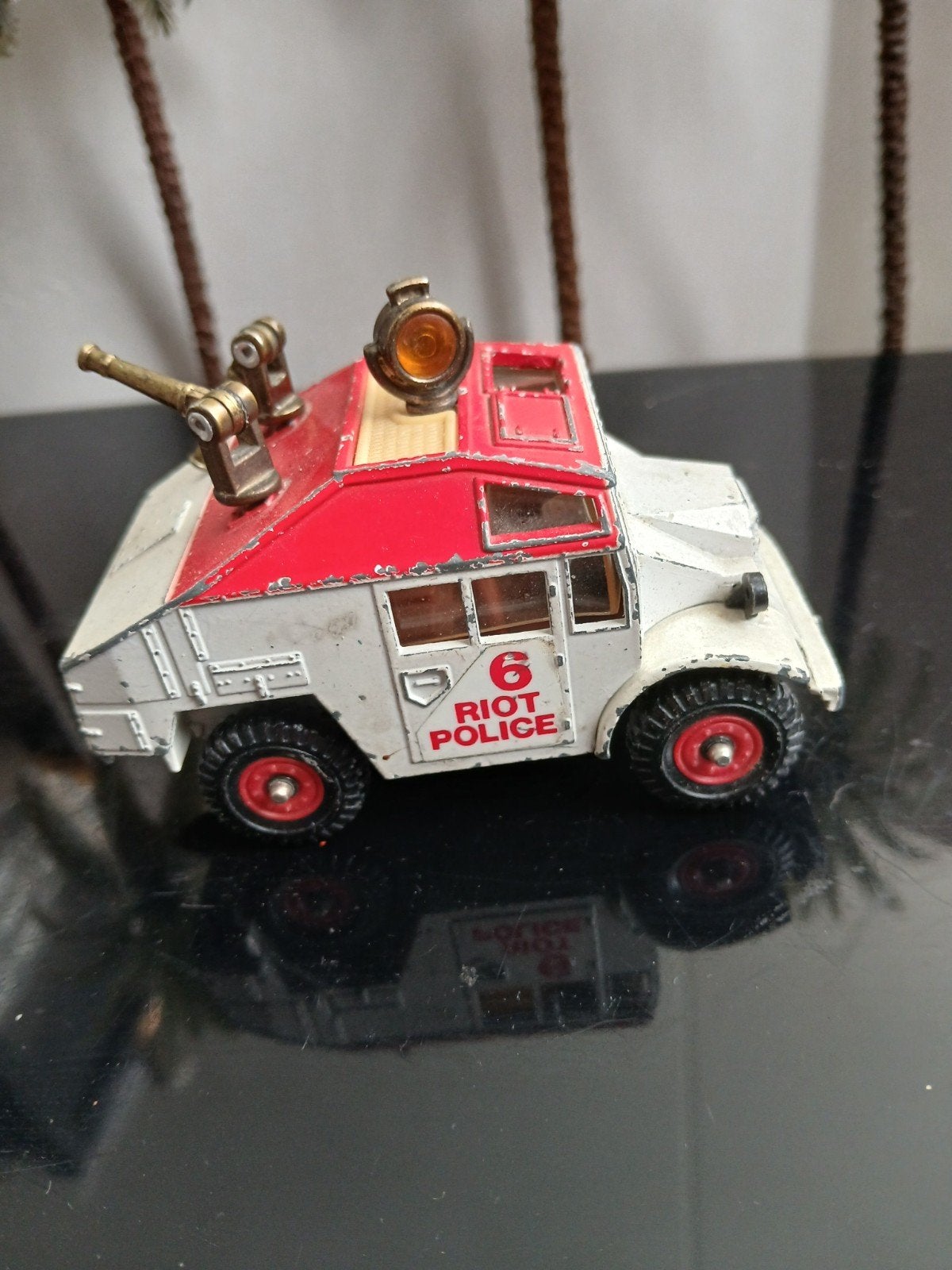 Qua tractor Riot police. Corgi toys,  mist 1 koplamp, Ophalen of Verzenden, Gebruikt, Tractor of Landbouw, Corgi