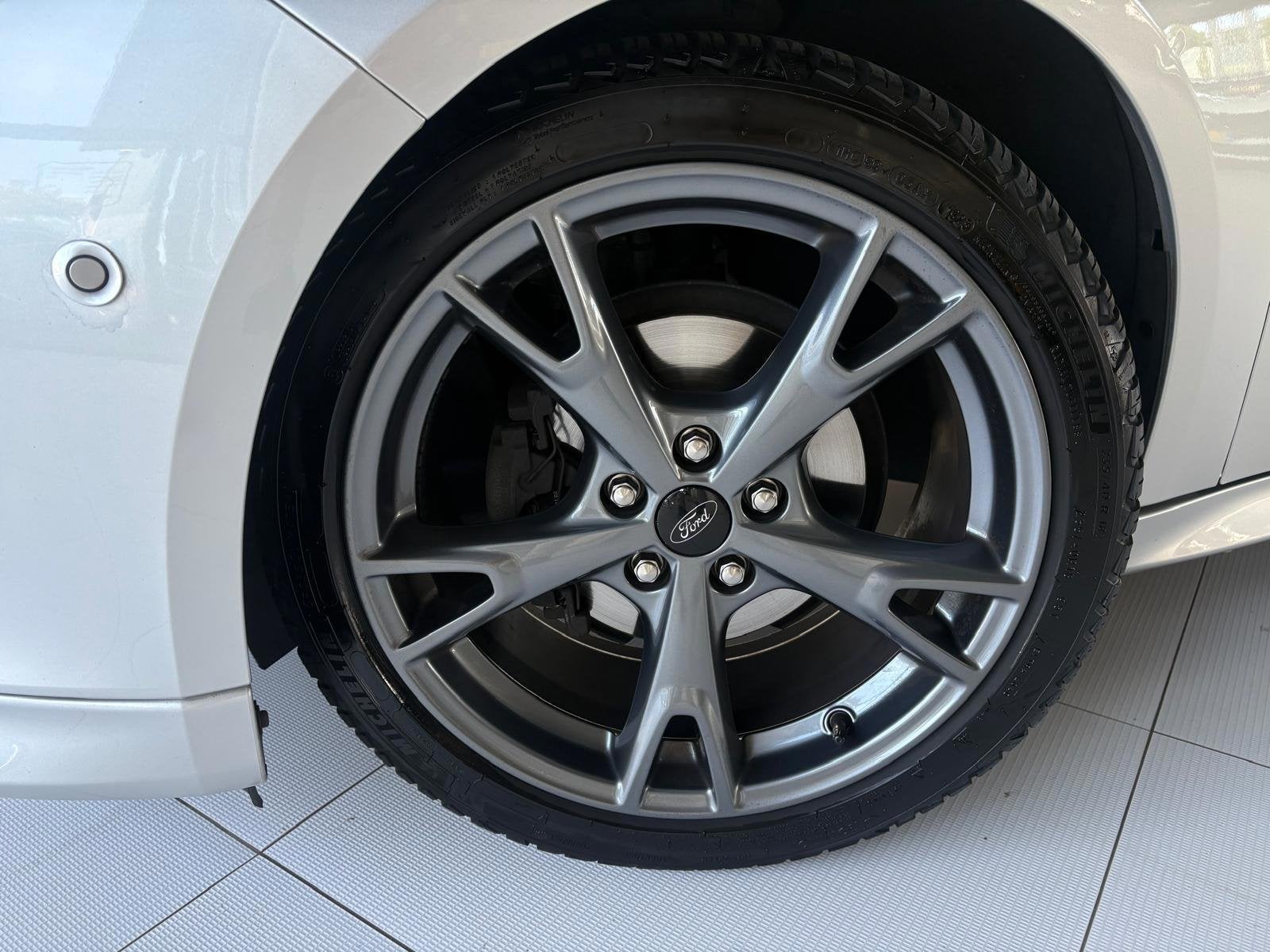 Ford Focus 1.0 ST-Line | Camera | Climate | Cruise | Navi |, Auto's, Ford, Gebruikt, Origineel Nederlands, 3 cilinders, Zilver of Grijs