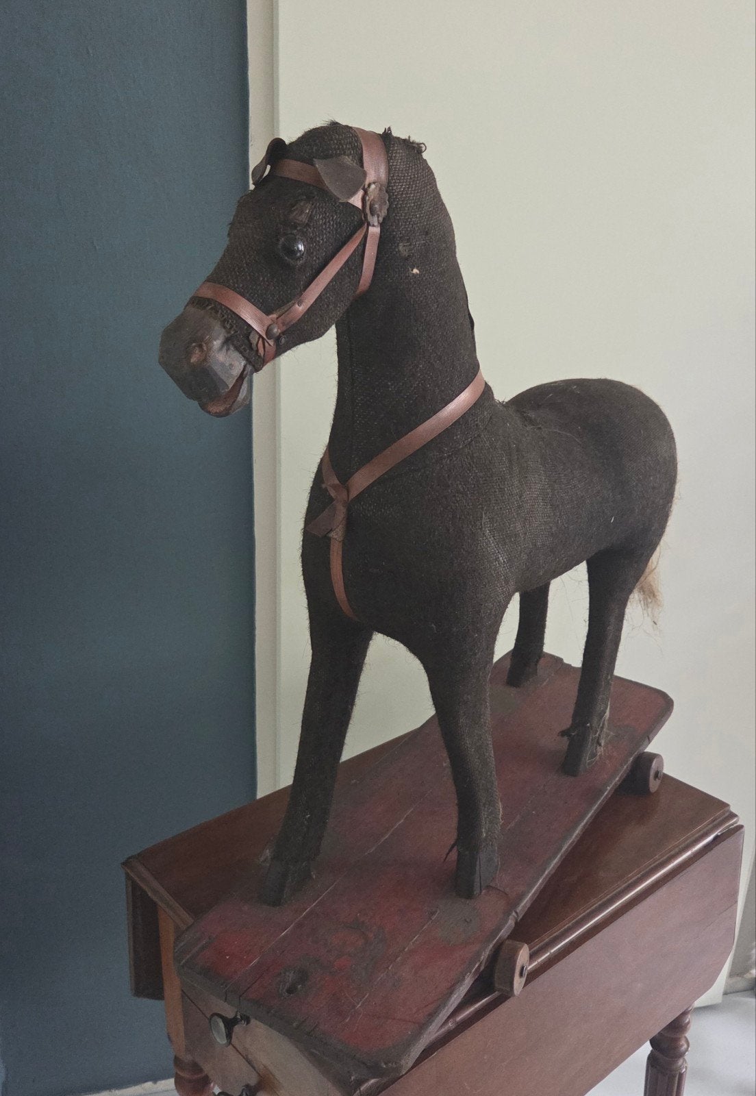 Groot antiek Frans brocante paard op wieltjes., Ophalen