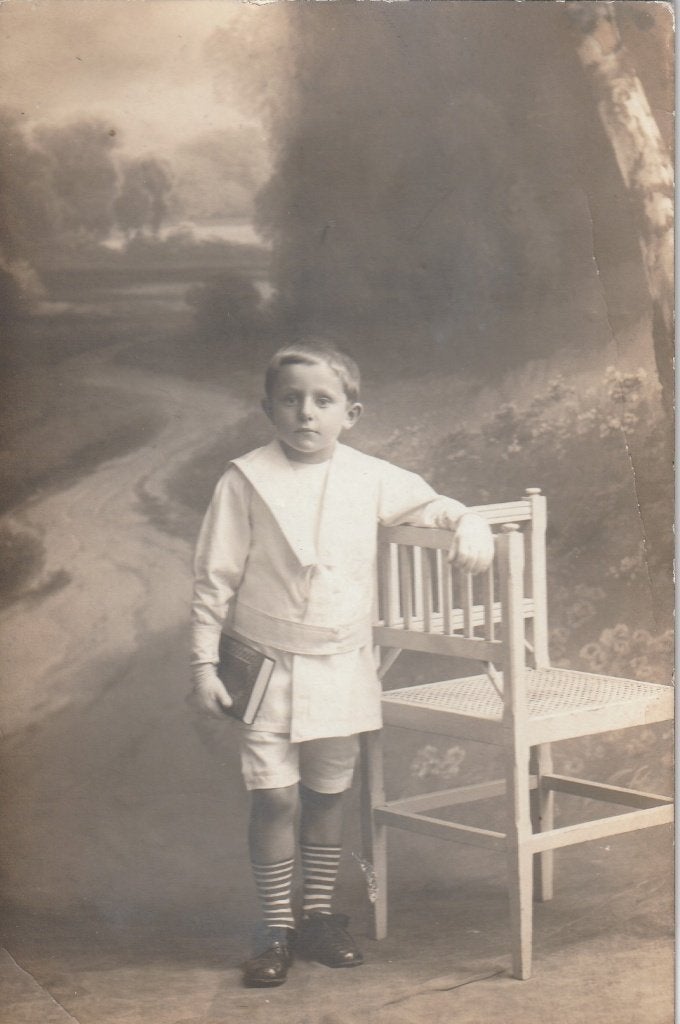 fotokaart   -  jongen  in wit pakje, Verzenden, Voor 1940, Kind