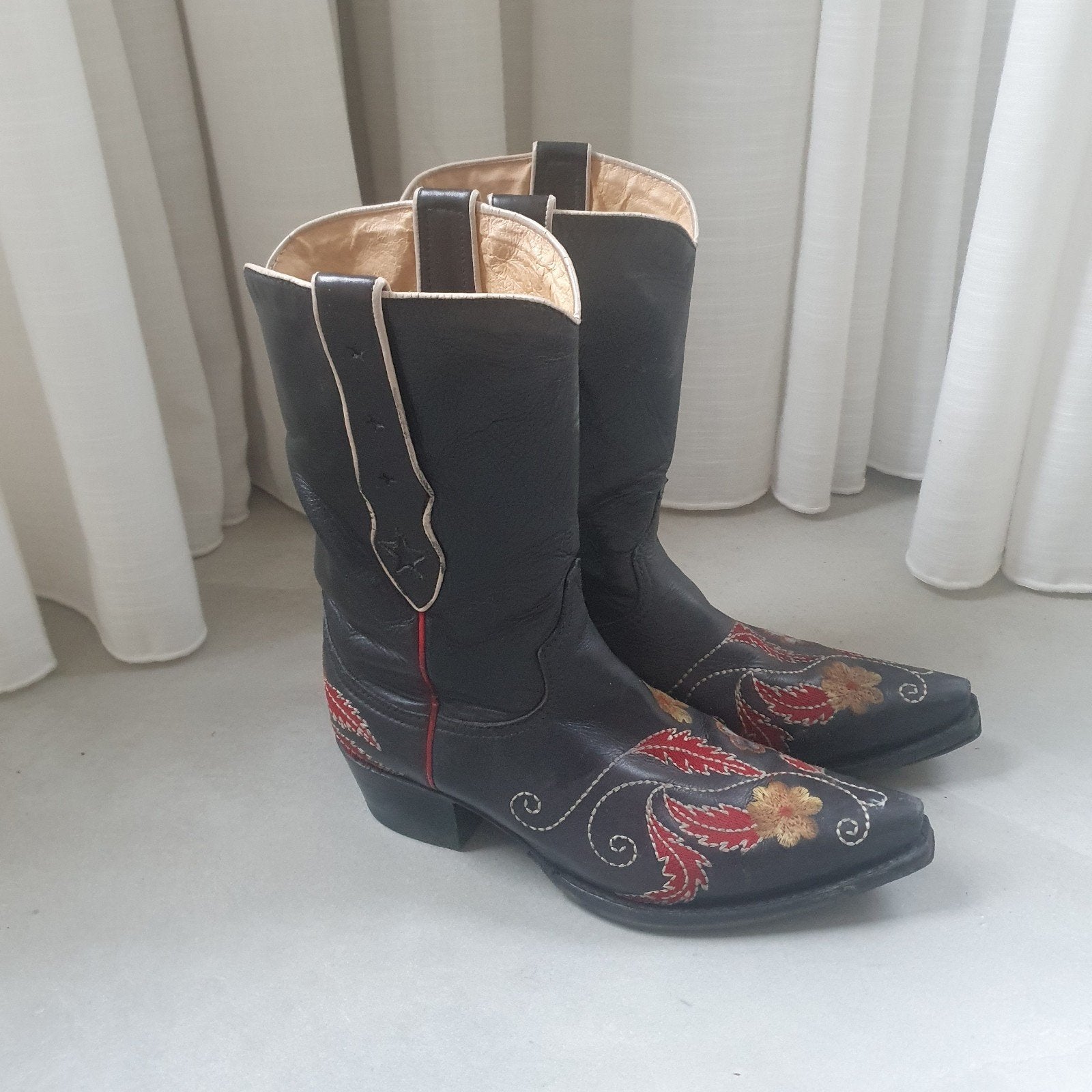 Sendra 41 (7,5-8) zwart bloemen speciale editie uniek design, Kleding | Dames, Sendra, Zwart, Ophalen of Verzenden, Gedragen