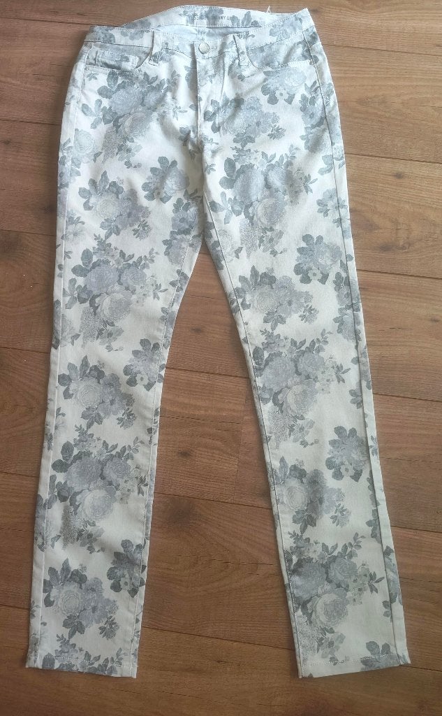 SUPER LEUKE crêmekleur broek met groen/grijze bloemprint 36, Kleding | Dames, Broeken en Pantalons, Meerkleurig, Yessica, Nieuw