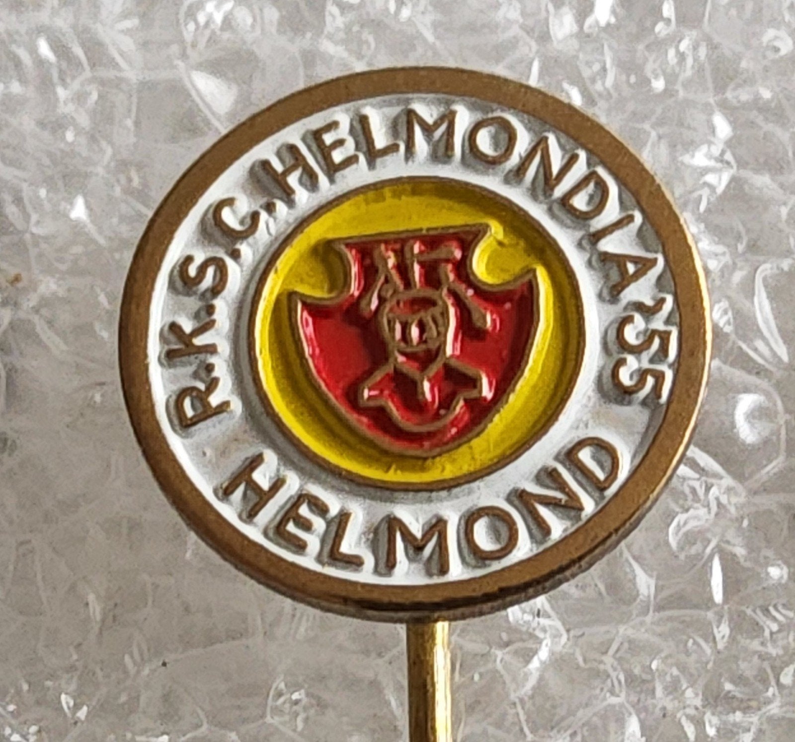 Vintage Speldje R.K.S.C. Helmondia '55 Helmond, Ophalen of Verzenden, Gebruikt, Sport, Speldje of Pin