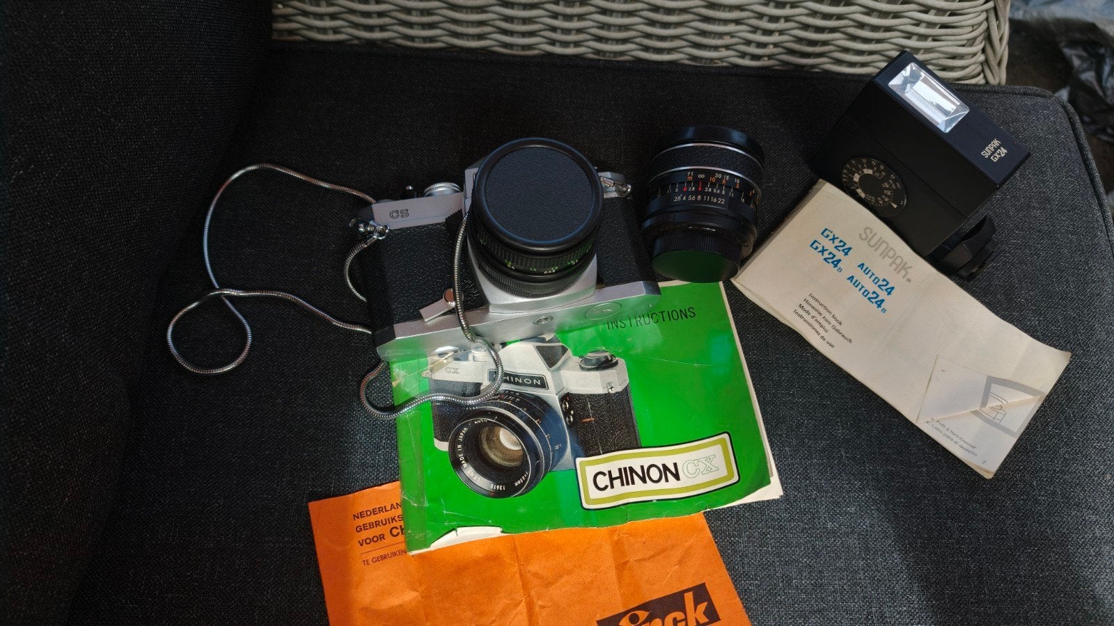Chinon CS Spiegelreflexcamera met 2 lenzen en flitser, Audio, Tv en Foto, Fotocamera's Analoog, Ophalen of Verzenden