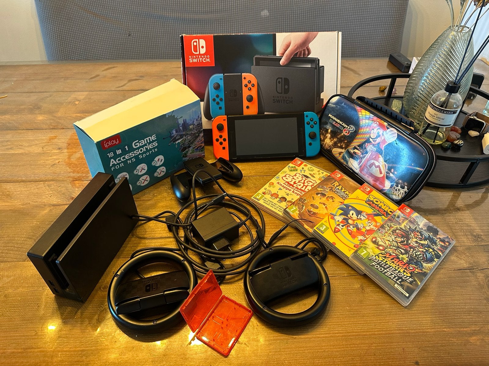 Nintendo Switch (origineel model) met 4 spellen en accessoir, Spelcomputers en Games, Spelcomputers | Nintendo Switch, Met 2 controllers