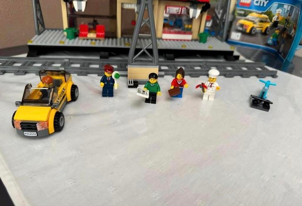 Lego City Treinstation met taxi en figuren, Kinderen en Baby's, Speelgoed | Duplo en Lego, Ophalen of Verzenden