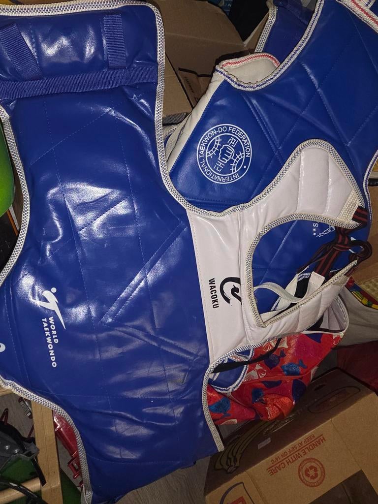 Diverse Taekwondo kleding en beschermers voor kinderen, Ophalen of Verzenden, Gebruikt, Taekwondo, Vechtsportpak