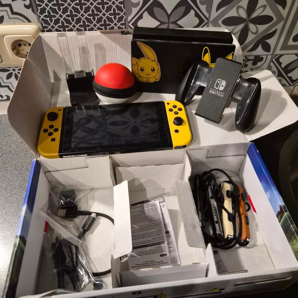 Nintendo Switch Pikachu & Eevee Editie + Poké Ball Plus, Spelcomputers en Games, Spelcomputers | Nintendo Switch, Ophalen, Gebruikt
