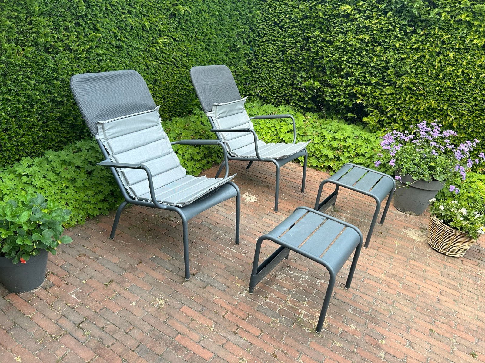 2 x Fermob Luxembourg Loungestoel, Tuin en Terras, Ophalen, Zo goed als nieuw, Aluminium, Verstelbaar