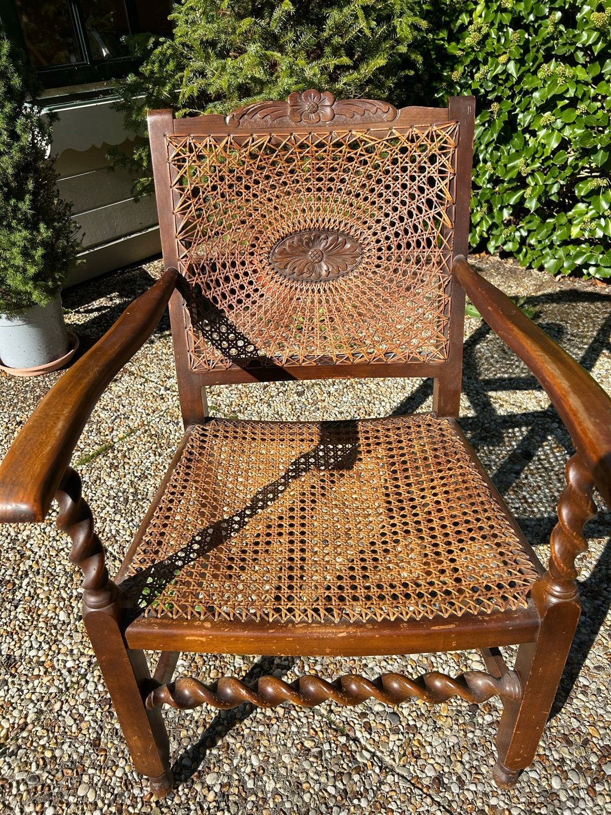 Antieke armstoel, houtsnijwerk en gevlochten zitting/rug, Ophalen