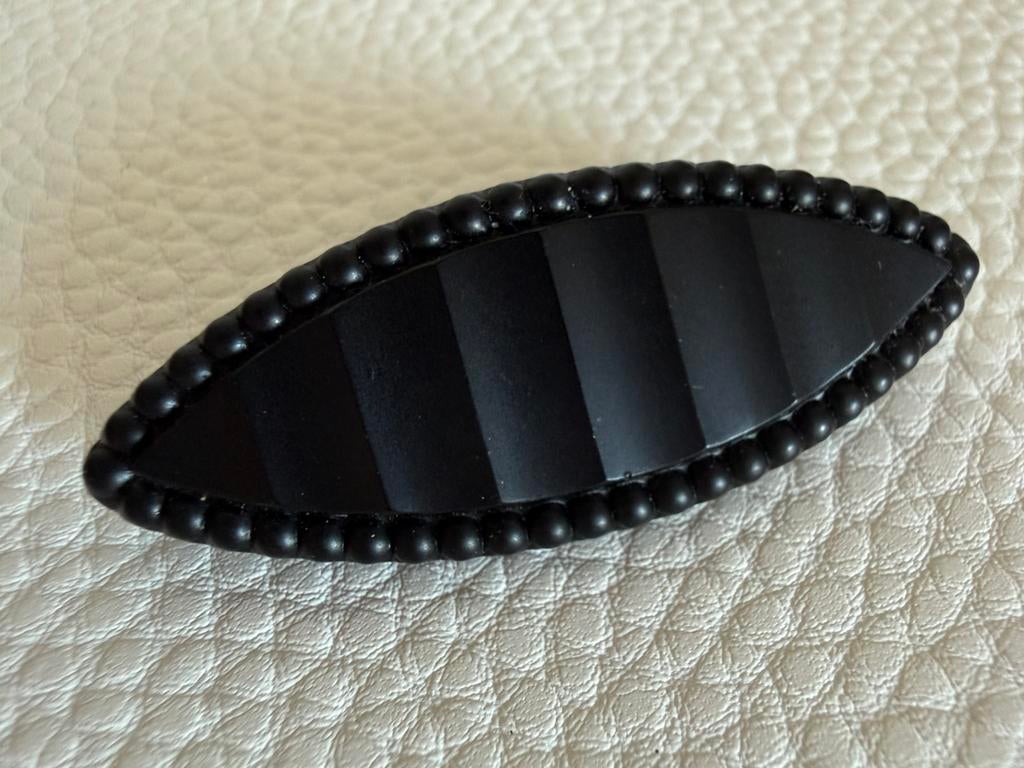 R271/Antieke Gitten zwarte ( rouw) Broche, Sieraden, Tassen en Uiterlijk, Antieke sieraden, Verzenden, Overige materialen, Broche