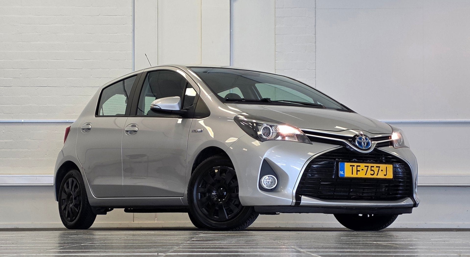 Toyota Yaris 1.5 Hybrid Lease Limited Camera Garantie Nieuwe, Auto's, Toyota, Gebruikt, 4 cilinders, Start-stop-systeem, 49 €/maand