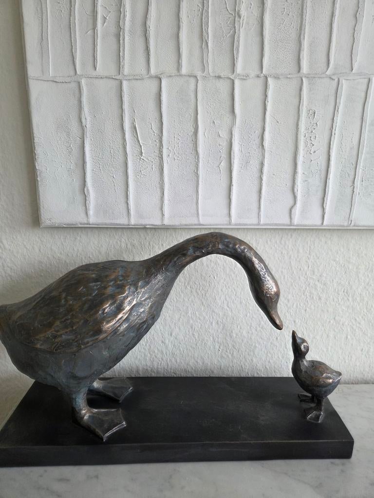 Bronzen beeld van gans met kuiken op sokkel, Antiek en Kunst, Gepatineerd, Ophalen of Verzenden, Brons, 20 - 50 cm