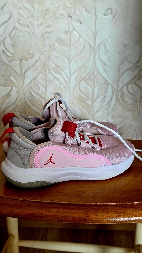Jordan sneakers, size 36, Kinderen en Baby's, Ophalen of Verzenden, Zo goed als nieuw