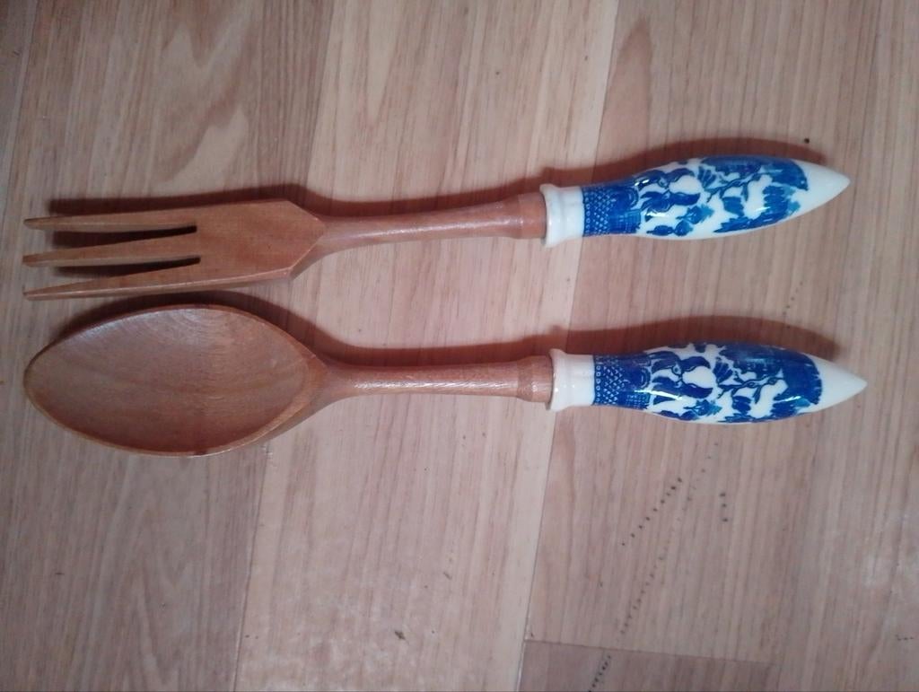 Houten saladebestek met Delfts blauw handvat, Antiek en Kunst, Antiek | Bestek, Ophalen of Verzenden