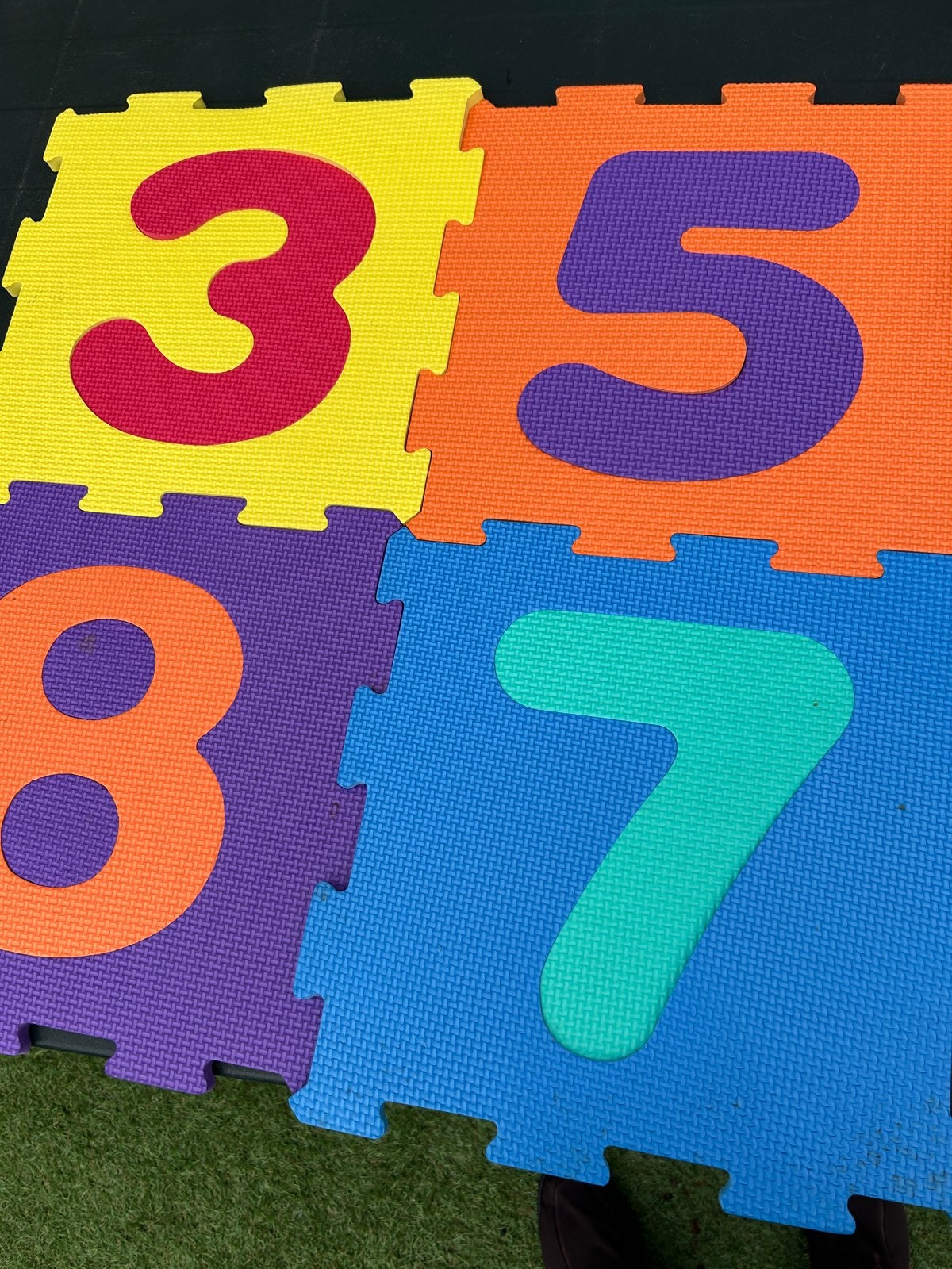 Vloerpuzzel met cijfers - 9 tegels van elk 30x30cm, Ophalen of Verzenden, Gebruikt, Puzzelen