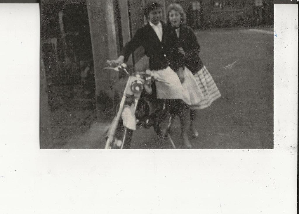 Dordrecht Achterom Twee jonge dames op een brommer 1958, Ophalen of Verzenden, 1940 tot 1960, Ongelopen, Zuid-Holland