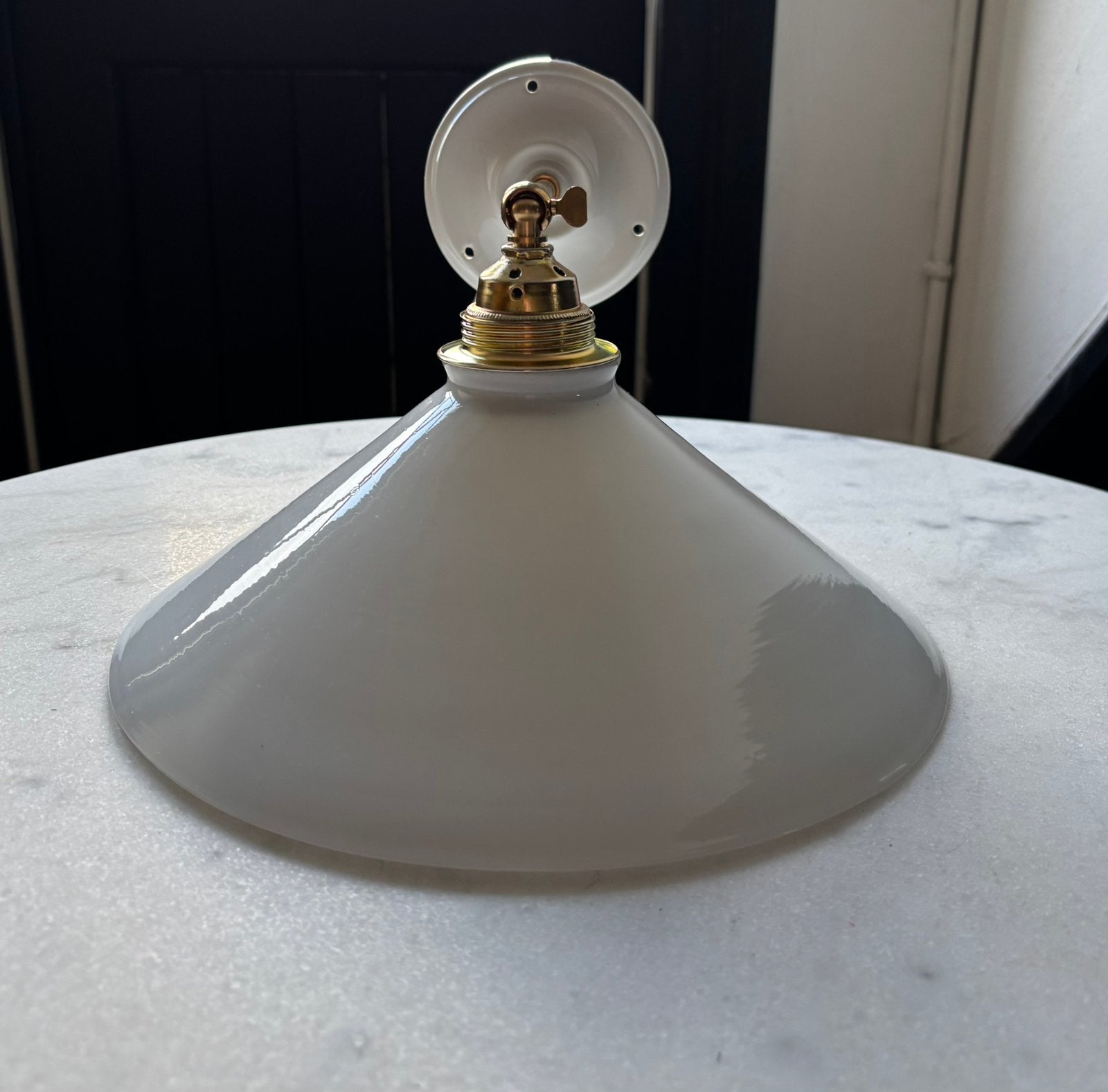 Vintage driehoek Frans wit wandlamp keukenkap melkglas, Ophalen of Verzenden, Zo goed als nieuw, Metaal