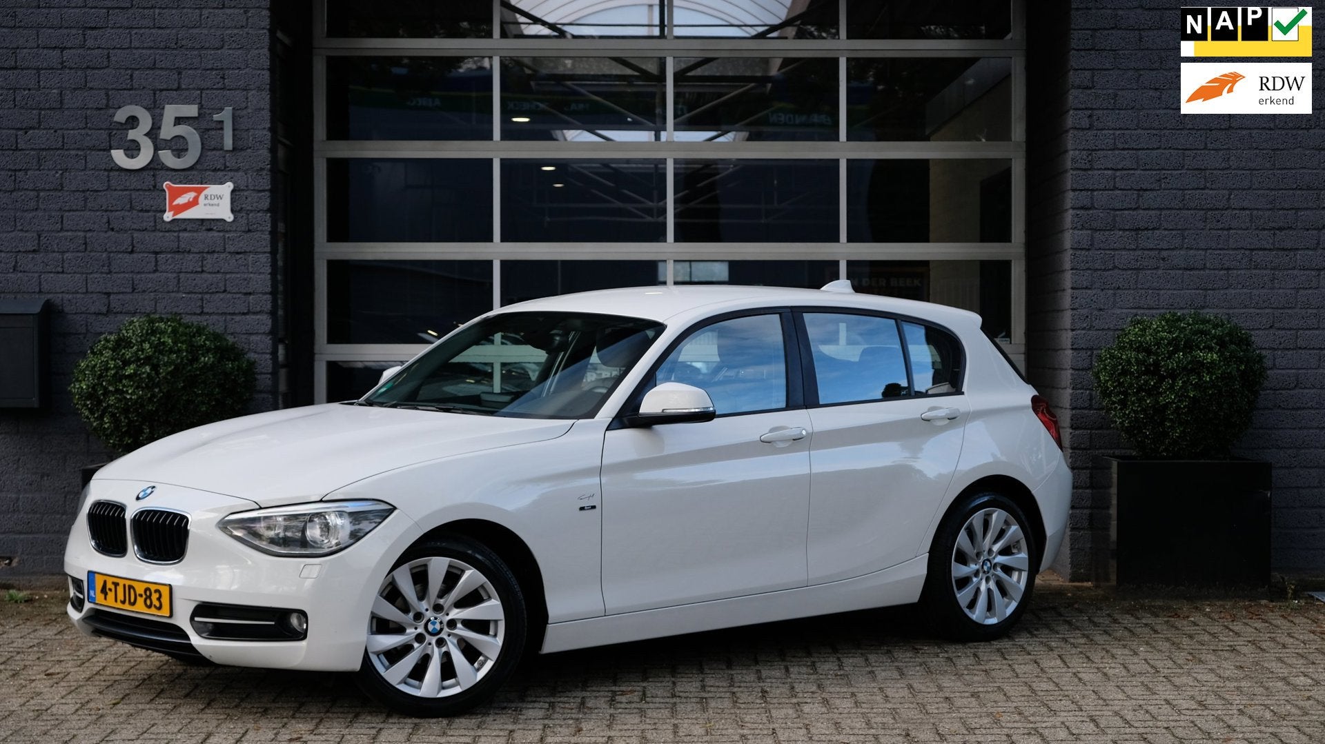 BMW 1-serie 116i High Executive Cruise|Navi|H&K|Leder|Xenon, Auto's, Gebruikt, 4 cilinders, Wit, 650 kg