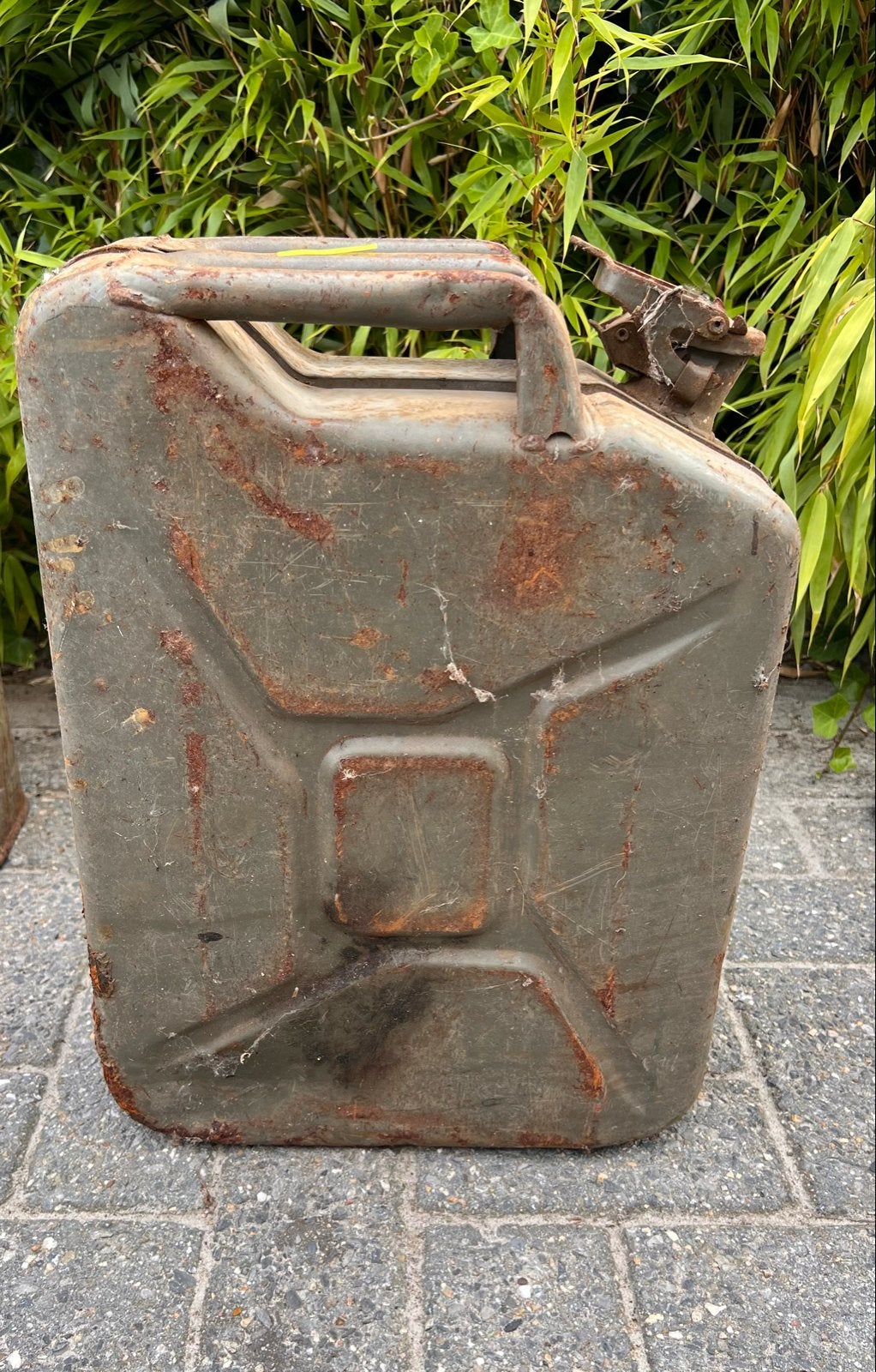 Oude militaire jerrycan - roestig en decoratief, Ophalen
