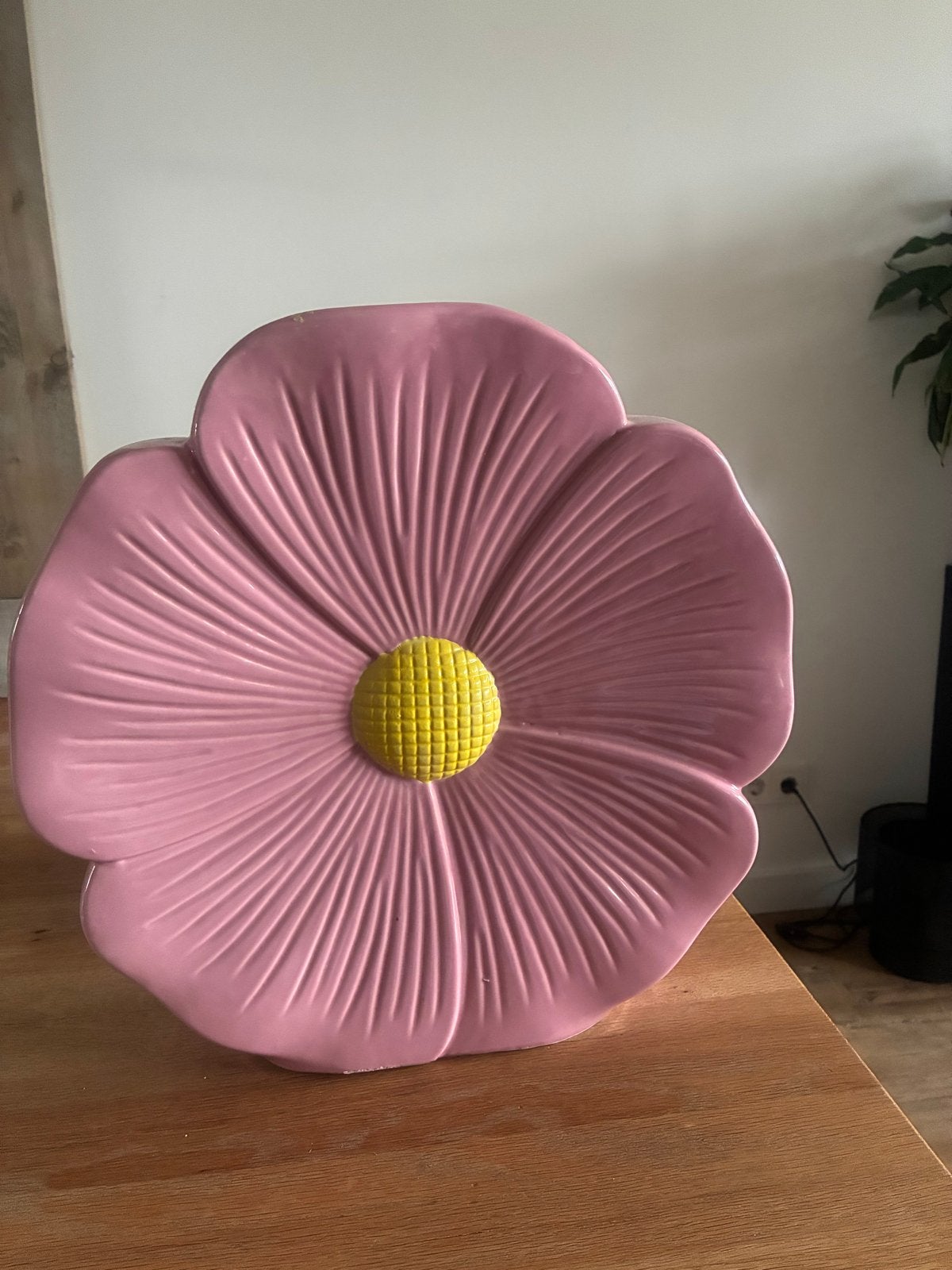 Grote roze stenen vaas in bloemvorm, Ophalen, Met patroon/structuur, Nieuw, Roze